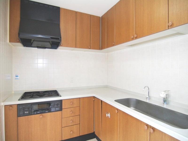 Kitchen. L-shaped kitchen with consideration to housework flow line