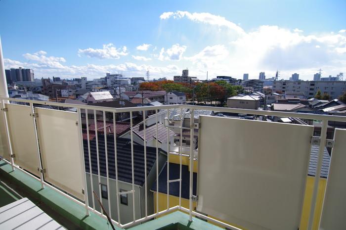 Balcony. Views of the blue sky is spread on the south-facing!