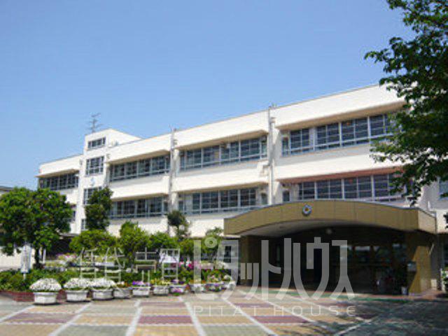 Primary school. 628m until the Amagasaki Municipal Ura wind Elementary School