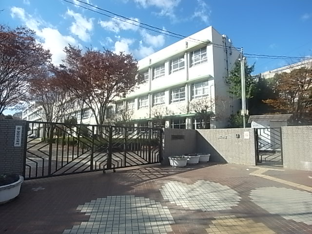 Primary school. 588m until the Amagasaki Municipal codified elementary school (elementary school)