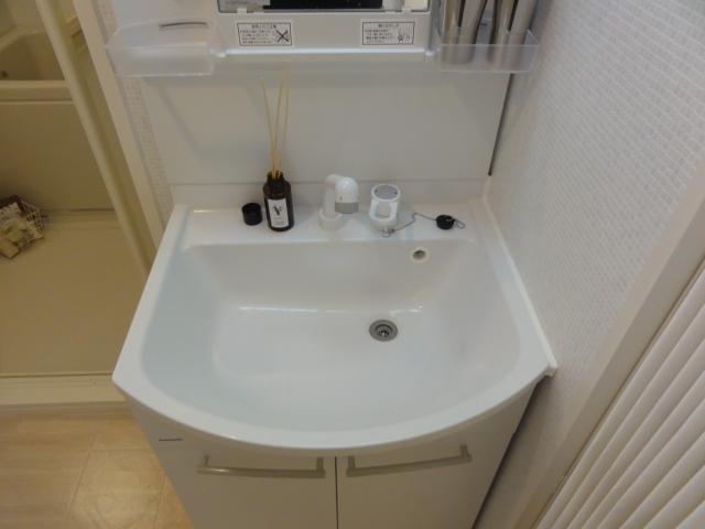 Wash basin, toilet. It has replaced the wash basin with shower