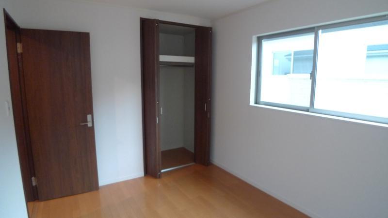 Same specifications photos (Other introspection). All room with storage! It is perfect for one with a lot of luggage