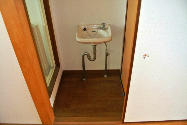 Washroom. It is the washstand of cute good size.