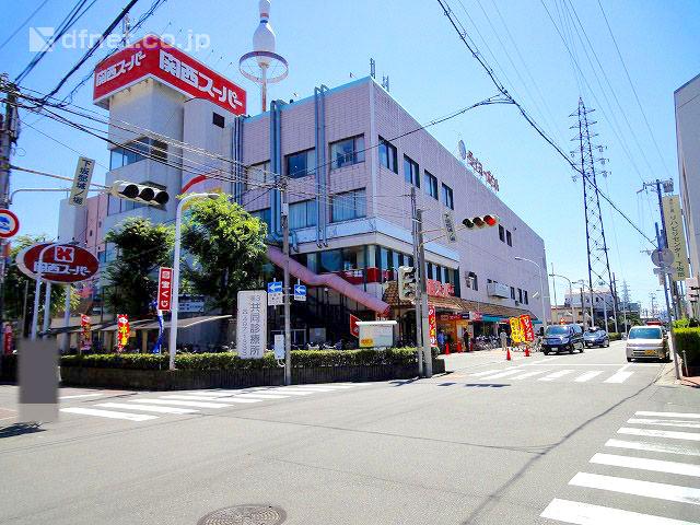 Supermarket. 400m to the Kansai Super Shimosakabe shop