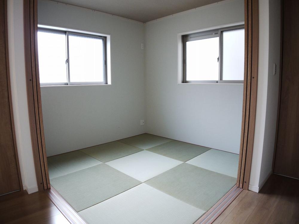 Non-living room. It can also be used as a separate room, Living adjacent Japanese-style Ryukyu-style tatami Director makes your stylish space