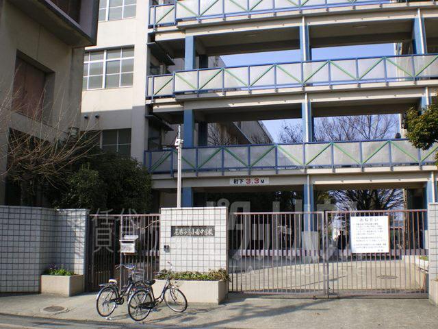 Junior high school. 889m until the Amagasaki Municipal Kozono junior high school