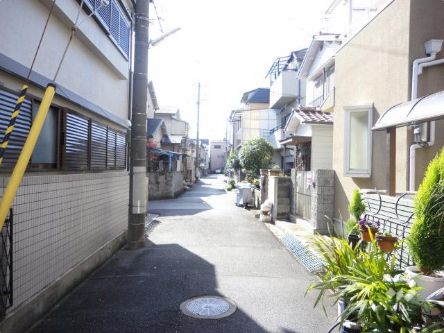 Local photos, including front road. Property of the east front of the road (from the north)