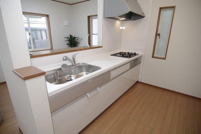 Same specifications photo (kitchen).  ■ The company construction example photo Stylish kitchen to look at making using artificial marble. Because the face-to-face is a design that can dishes while having a conversation with the family in the living room! 