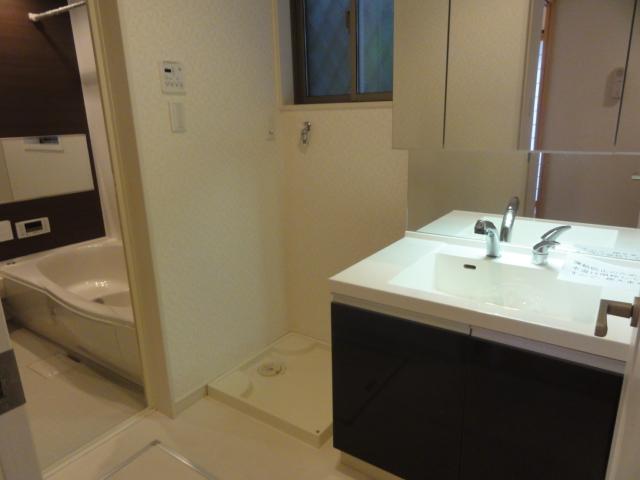 Wash basin, toilet. Washbasin with shower