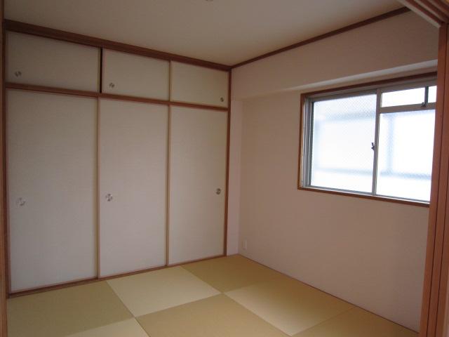 Non-living room. Japanese-style room 4.5 Pledge facing the living room