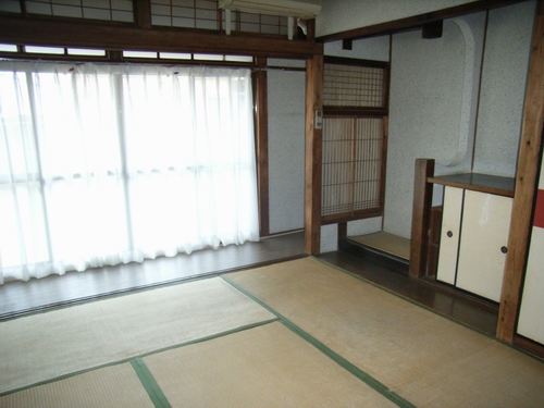 Living and room. The south side of the Japanese-style room is also convenient store which offers about 6 Pledge