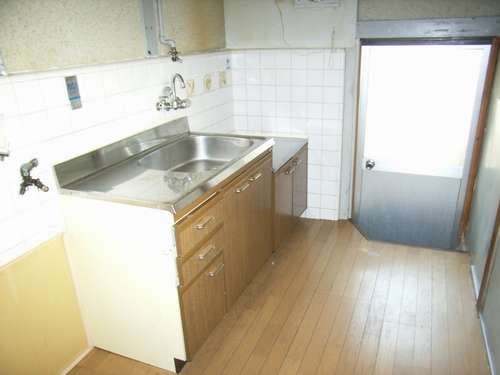 Kitchen. There are also about 3 pledge kitchen is the back door of