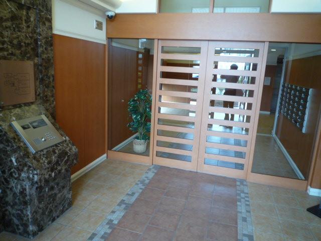 Entrance. Common areas
