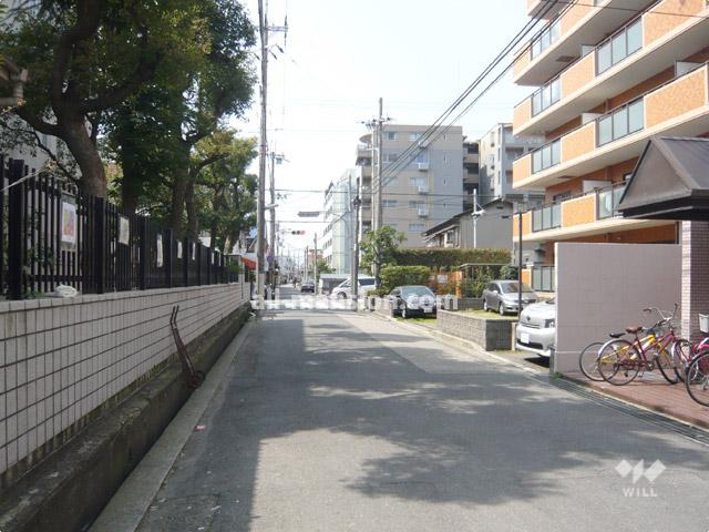 Other local. Streets around. Immediately south of the site is "Higashisonoda junior high school."