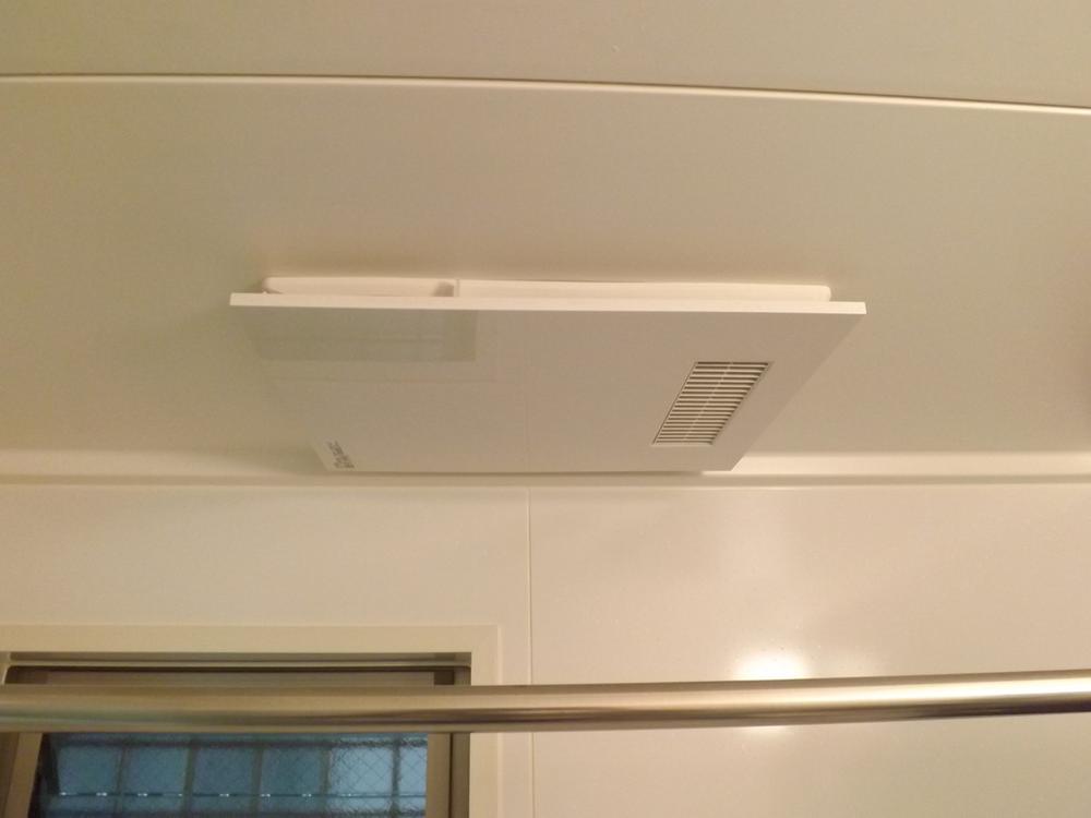 Cooling and heating ・ Air conditioning. Local photo (bathroom heating dryer)