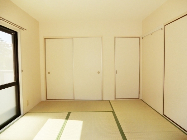 Living and room. Japanese-style room is for us to clean the tatami!