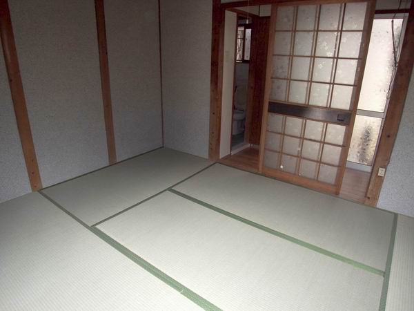 Other room space. About six quires the first floor of a Japanese-style tatami is also renovation already