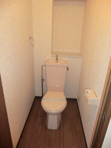 Toilet. Comfortable space!