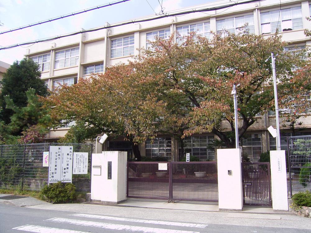 Junior high school. Sonoda is environment 400m walk 5 minutes !! school facilities is blessed to junior high school !!
