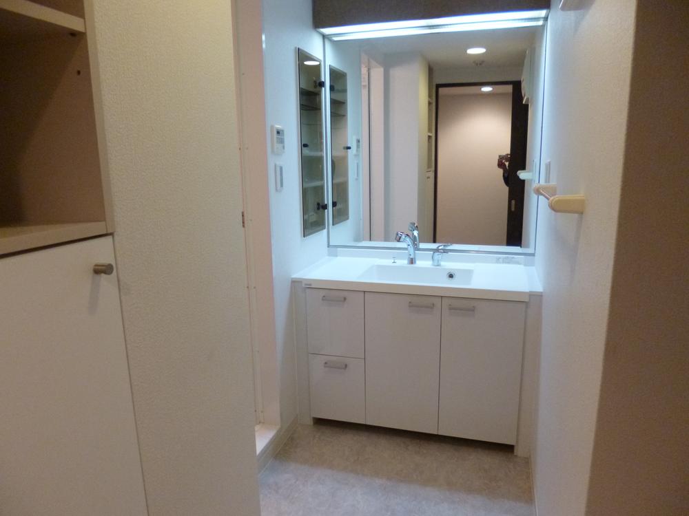 Wash basin, toilet. Big with one side mirror
