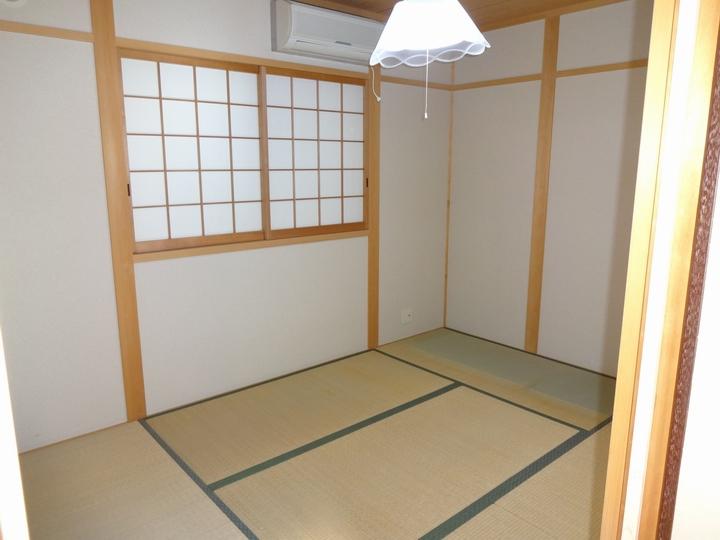 Non-living room. I Japanese-style room is calm after all