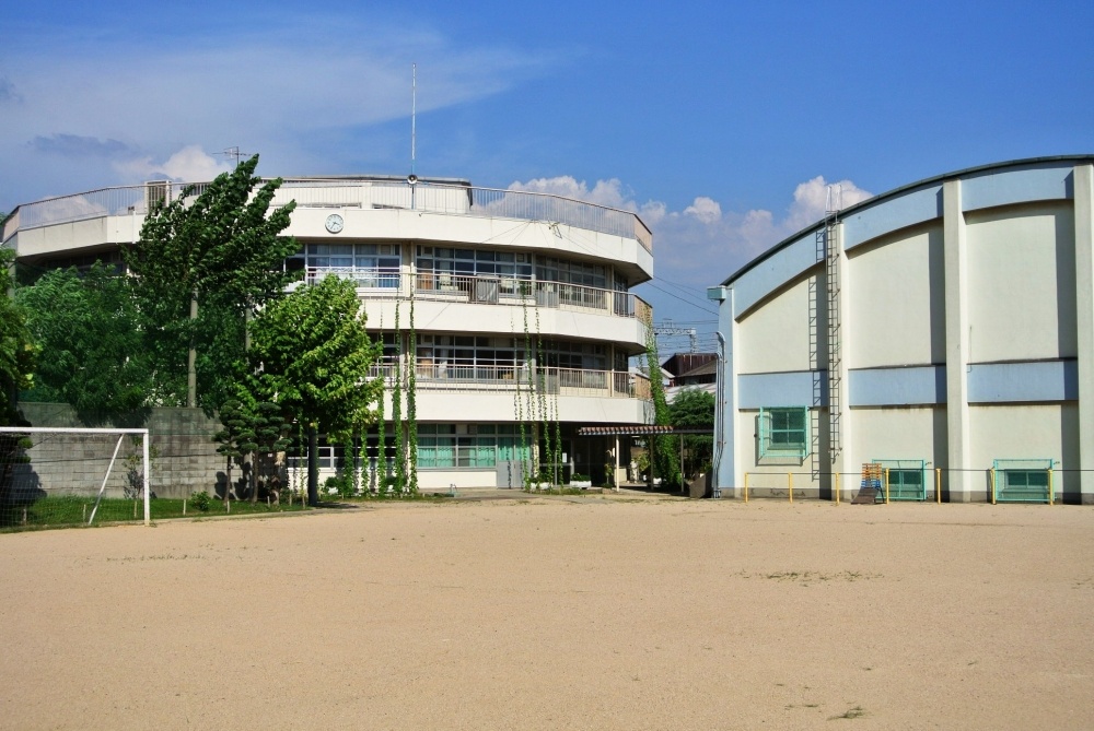 Primary school. 286m to Ura wind elementary school (elementary school)