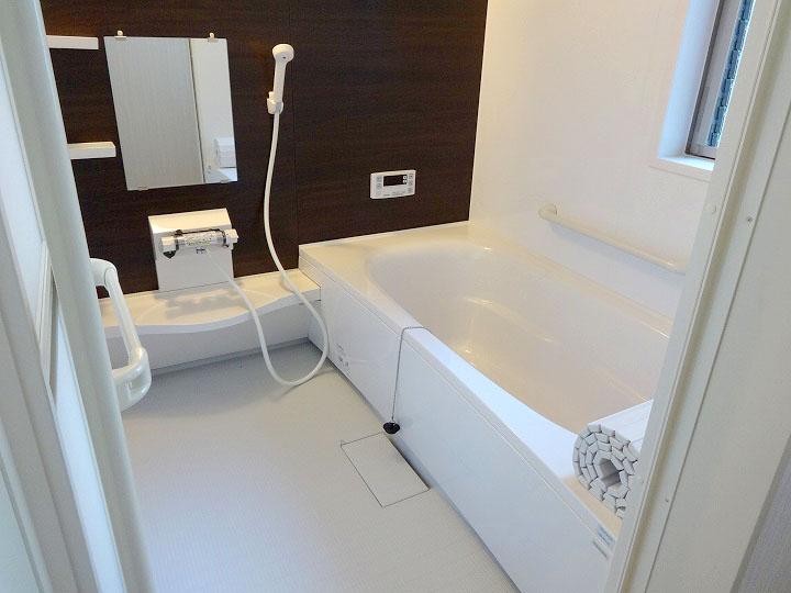 Bathroom. For one tsubo type of bathroom, With bathroom heating dryer you can soak in hot water stretched out foot. 