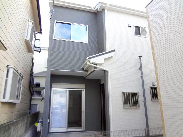 Local appearance photo. Newly built two-story are we imposing completed in place of Muko Minami Elementary School 3-minute walk. Land about 42.93 square meters with solar power. 