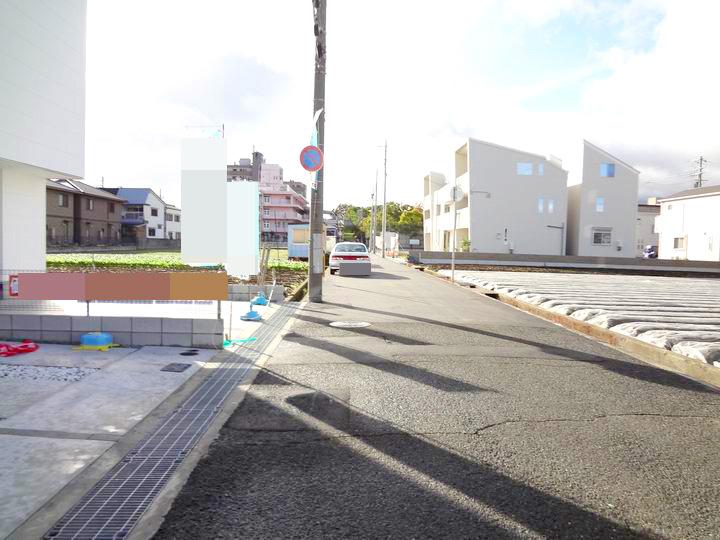 Local photos, including front road. The surroundings are idyllic area spreads out the field. still, If you go this road straight, It attaches to Muko Minami Elementary School. School children also safe