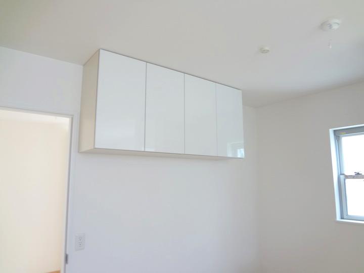 Kitchen. It has been arranged behind a wall cabinet, There is a sense of openness in the kitchen.