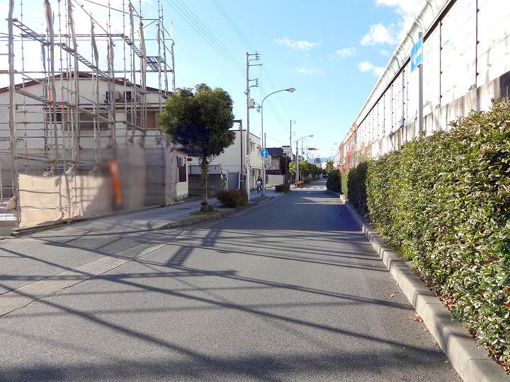 Local photos, including front road. Outer wall, It has adopted a goods drop flow of dirt in the rain