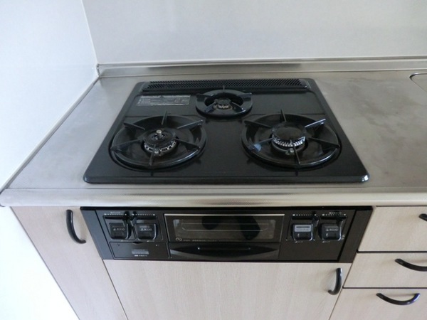 Kitchen. 3-neck gas stove