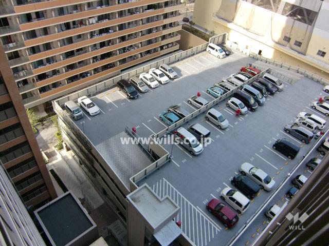 Parking lot. Parking building at the site center (plane type)