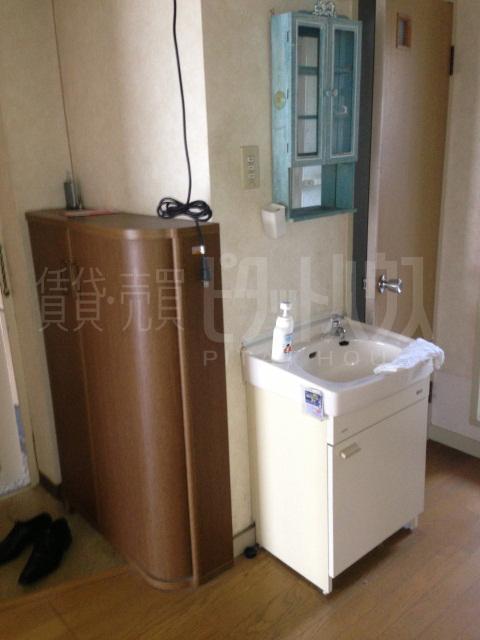 Wash basin, toilet. Indoor (20
