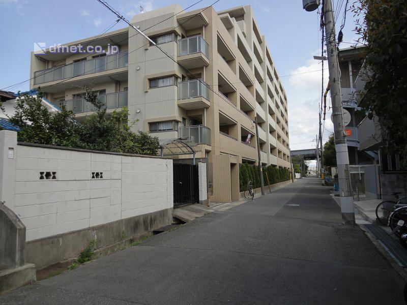 Local appearance photo. It is the apartment of a very quiet residential area