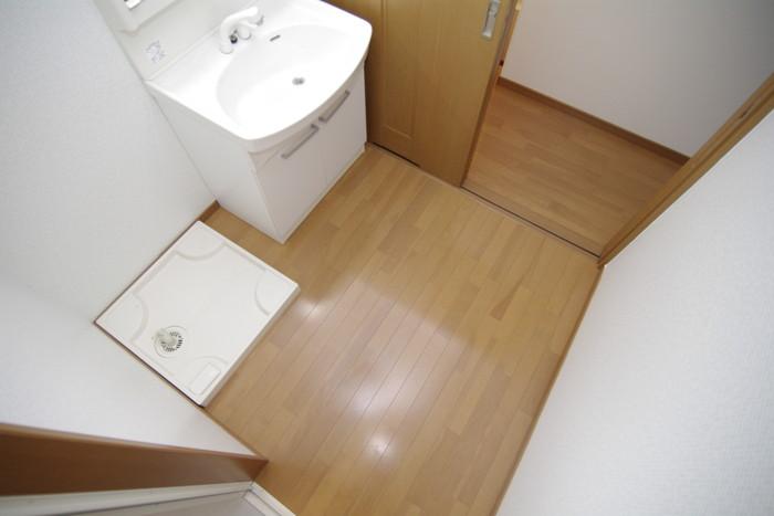 Wash basin, toilet