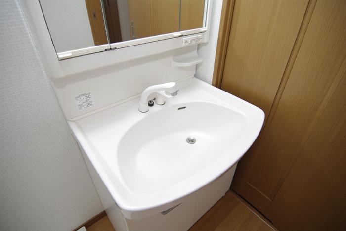 Wash basin, toilet