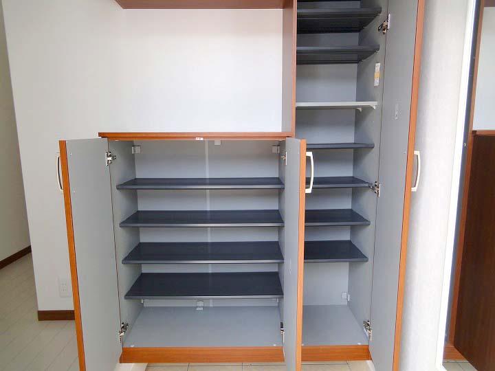 Entrance. It is a shoe box of large capacity! boots, Sneakers, etc., It also can be stored in different applications