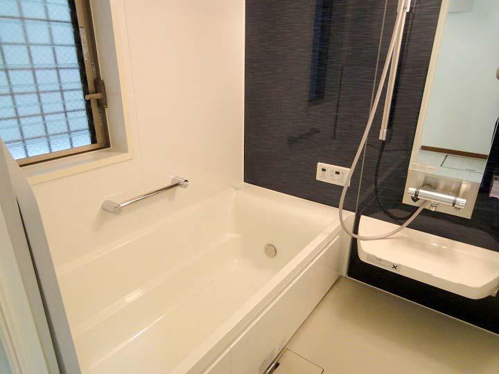 Bathroom. Hitotsubo type of bathroom you can soak afield. Bathroom with heating dryer! 
