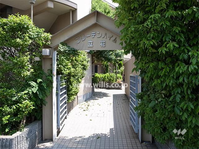 Entrance. With a gate grounds entrance