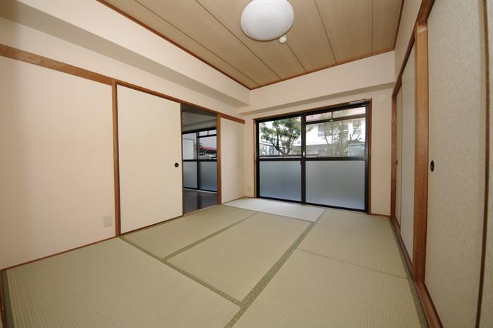 Non-living room. It has become a bright Japanese-style room where the light is plugged from the balcony!