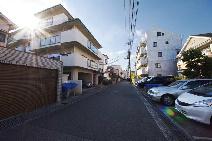 Local appearance photo. Front road is closed to road car street is less! Movement is also smooth in there is Yamate highway vehicles If the ball lands in a little south from local!