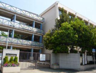 Junior high school. 320m "Kozono junior high school" to the Amagasaki Municipal Kozono Junior High School is located in the residential area of ​​Konakajima 2-chome.