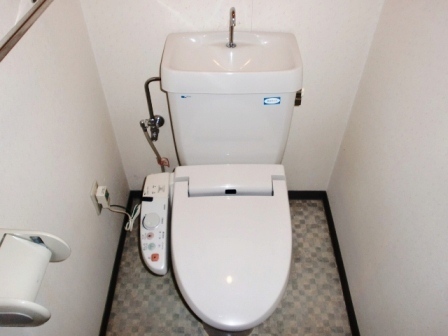 Toilet. Comfortable space!