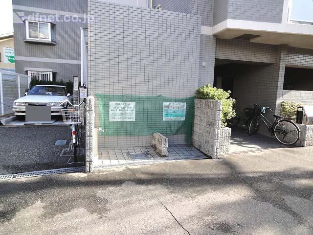Other common areas. Garbage station is available at the entrance next to, It is also happy to out the morning of garbage.
