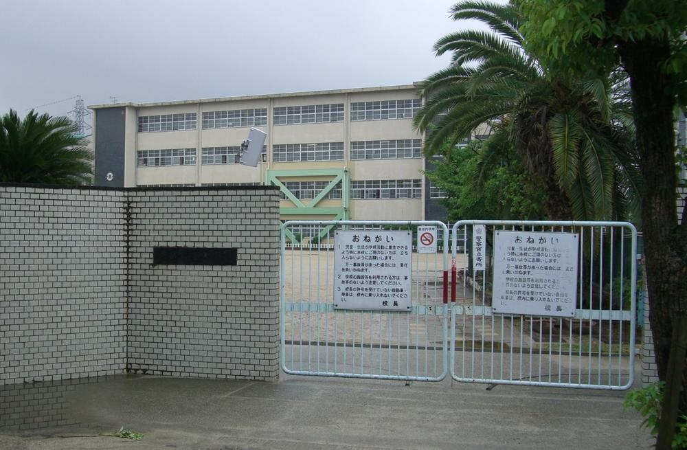 Primary school. Enwakita is also safe school of 180m 3-minute walk and the children to elementary school