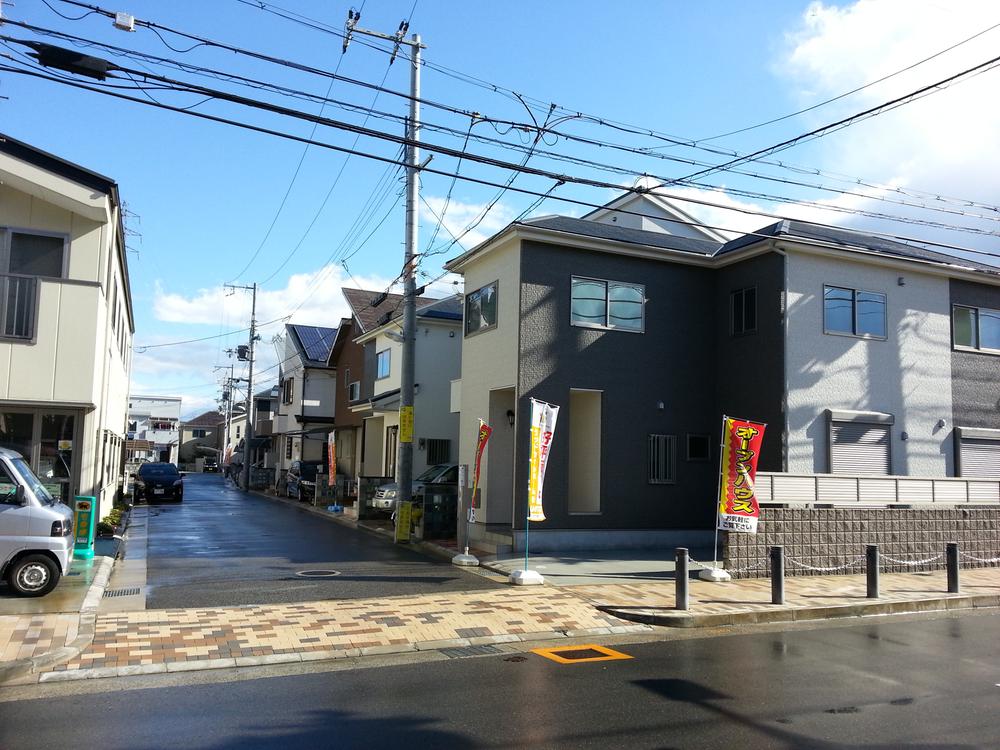 Local photos, including front road. Local (2013 November 11 shooting) facing the 6m of the road. 