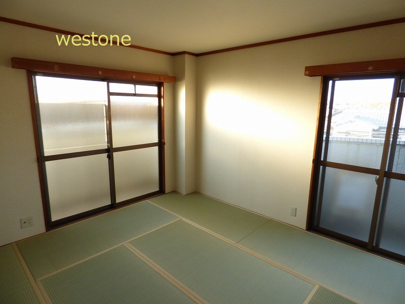 Living and room. Japanese-style room 8 quires, It is a bright room with two-sided window.