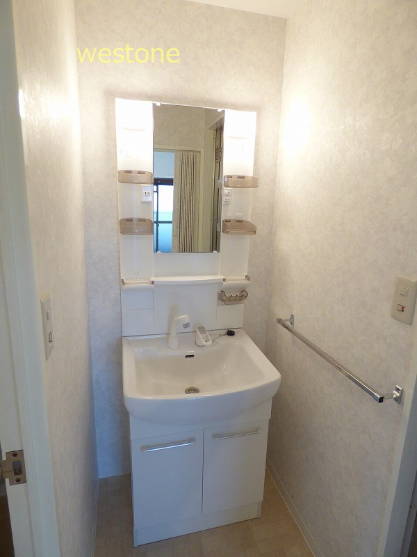 Washroom. Shampoo dresser, Independent wash basin.