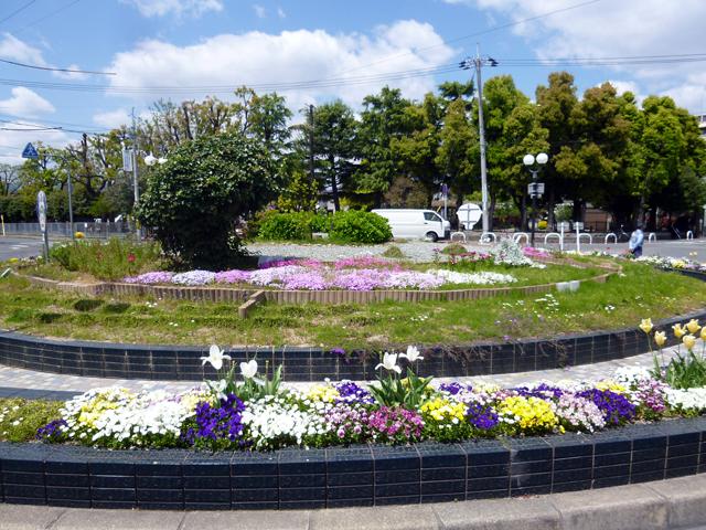 Streets around. You can see the state of the various flowers through a "Kurumazuka Rotary" four seasons of near 300m bus stop until Kurumazuka Rotary. 